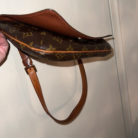 Almost new condition , very comfortable bag. 100% real. Used it few times. - Picture 3 of 9